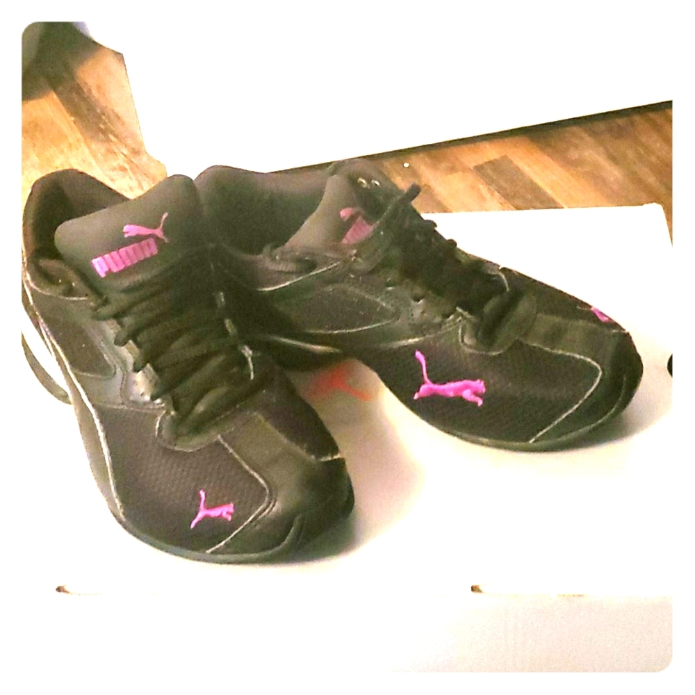Womans Pumas